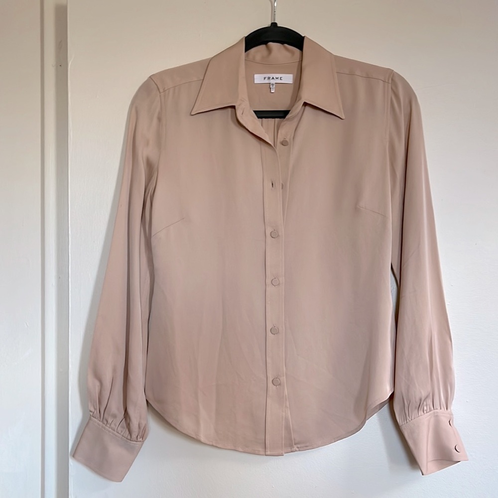 Silk shirt with collar and covered buttons